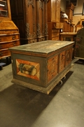 Painted trunk in pine early 19th C.