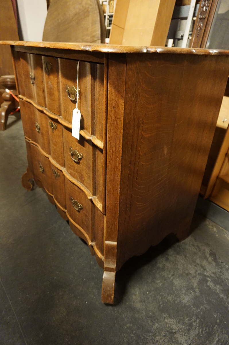 18th century Dutch oak commode