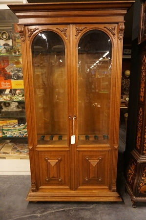 Oak guncabinet, around 1900