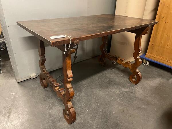 Antique Spanish table. 123x72x77H cm 