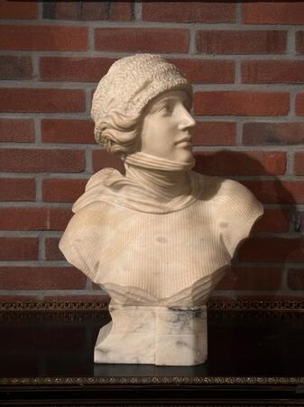 Art Deco Alabaster bust signed by Pineschi, 40x20x54h cm