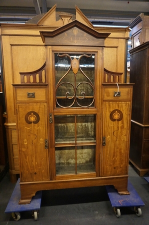 Arts and crafts Vitrine