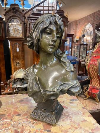 Bronze buste by Villanis. 41 cm tall