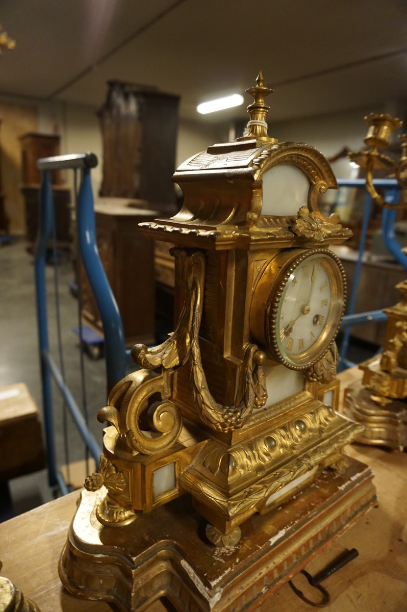 Bronze gilded and alabaster clock set