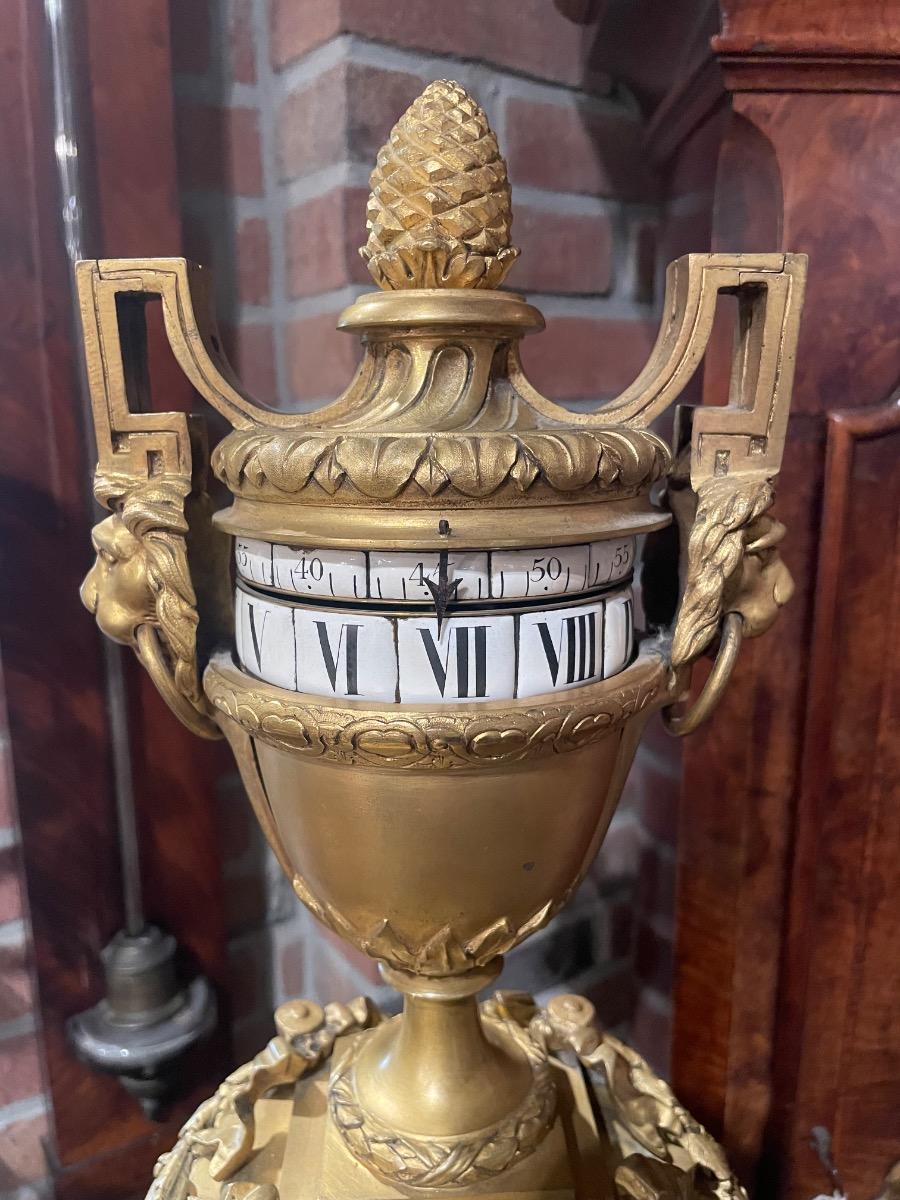 Bronze gilded “circles tournants” tableclock 45 cm tall