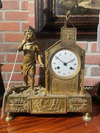 Bronze gilded clock “Hotel au coeur volant” around 1800. 26w x 30h cm 