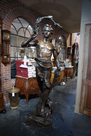 Bronze statue by Bofill