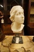 Bust signed in marble 19th century