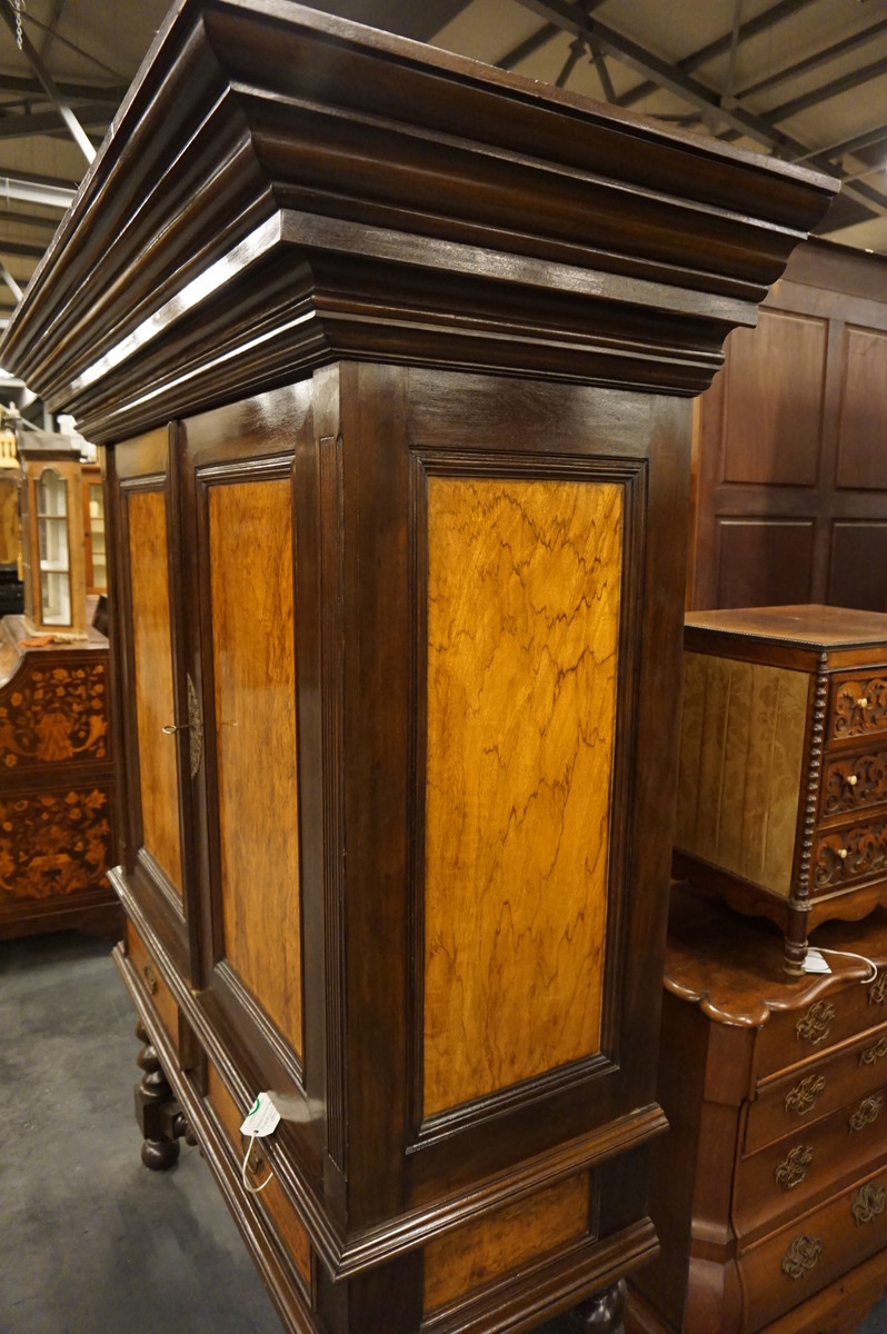 Colonial cabinet