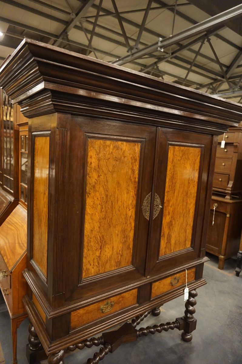 Colonial cabinet