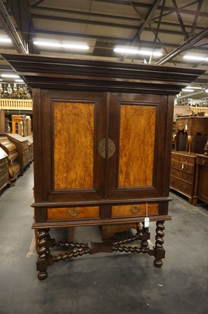 Colonial cabinet