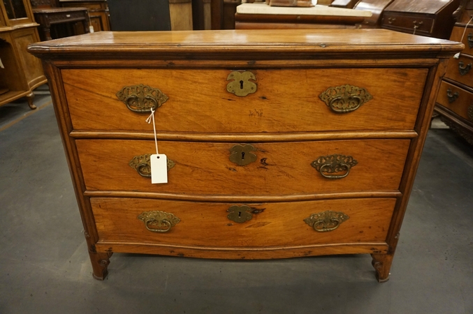 Colonial chest of drawers