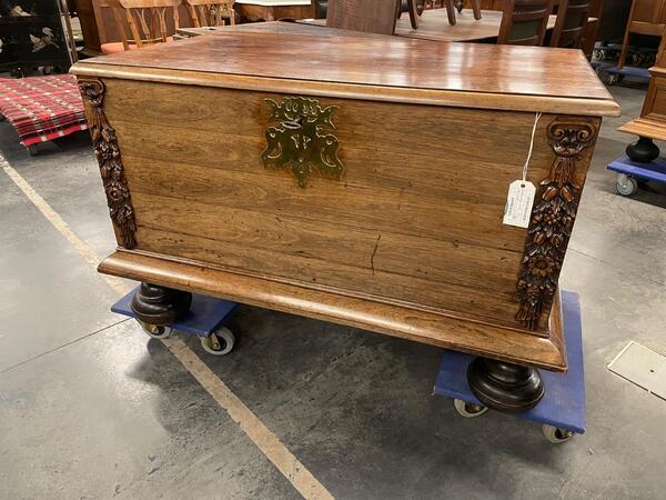 Colonial trunk. 115x65x73H cm 