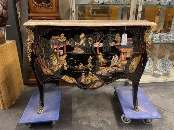 Early 20th century laqué commode. 123x47x87H cm 