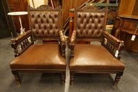 Edwardian pair of armchairs in oak with leather, early 20th C.