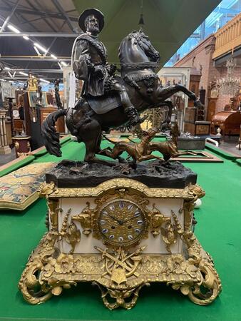 Impressive bronze and marble clock. 52x25x74H cm 