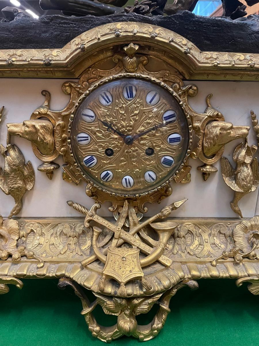 Impressive bronze and marble clock. 52x25x74H cm 