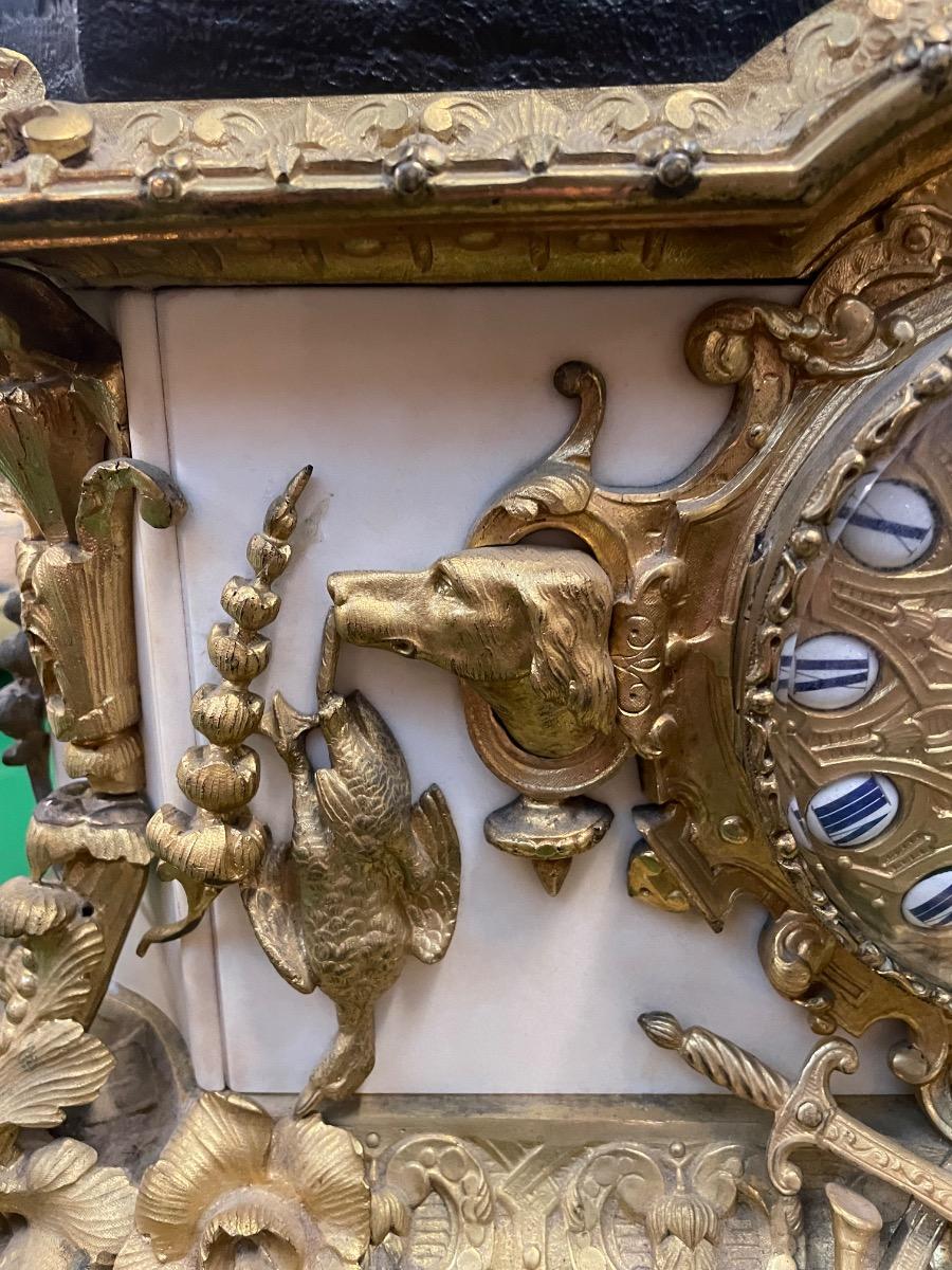 Impressive bronze and marble clock. 52x25x74H cm 