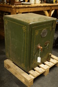 Iron Lips safe Around 1900