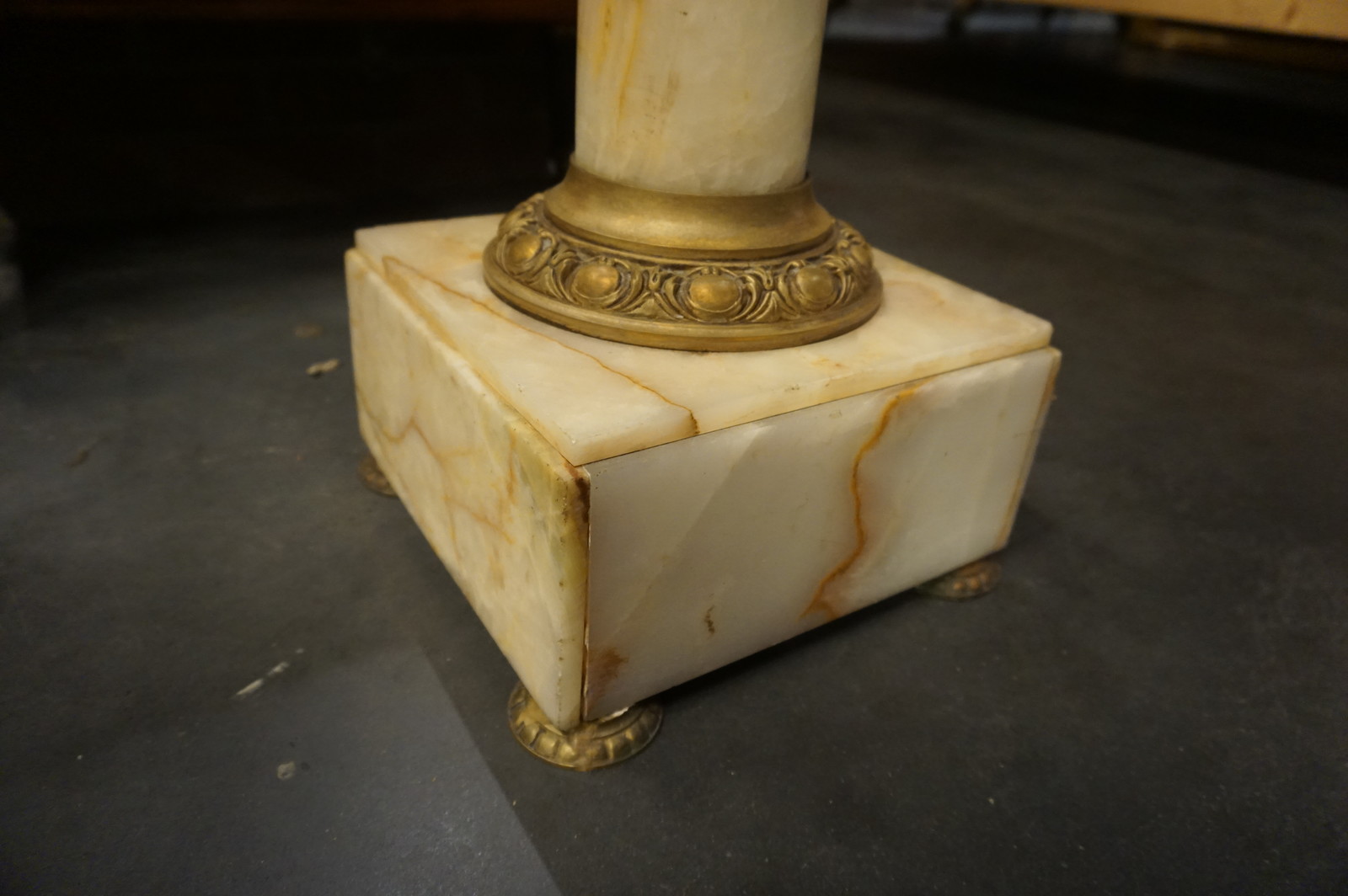 Marble column with rotating top