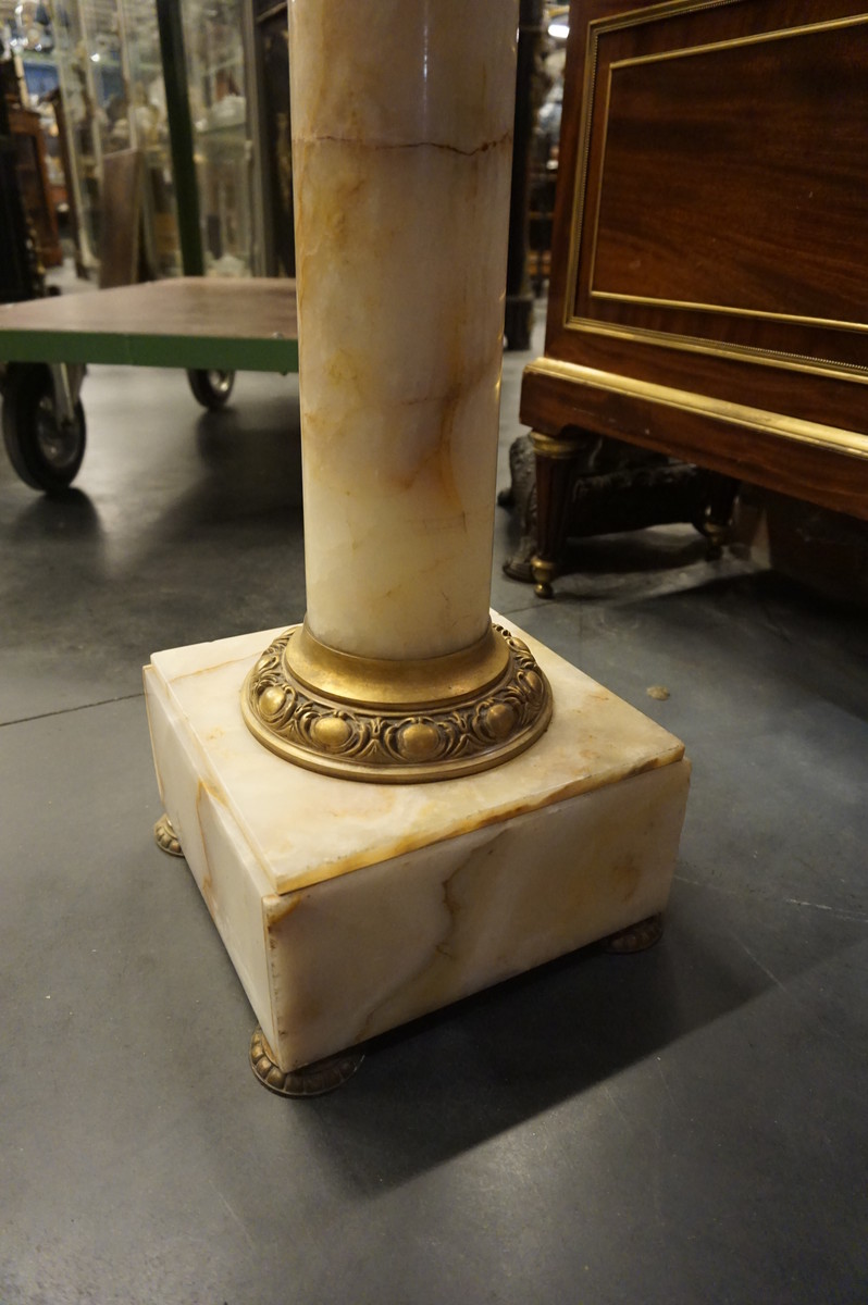 Marble column with rotating top