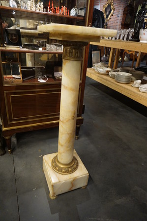 Marble column with rotating top