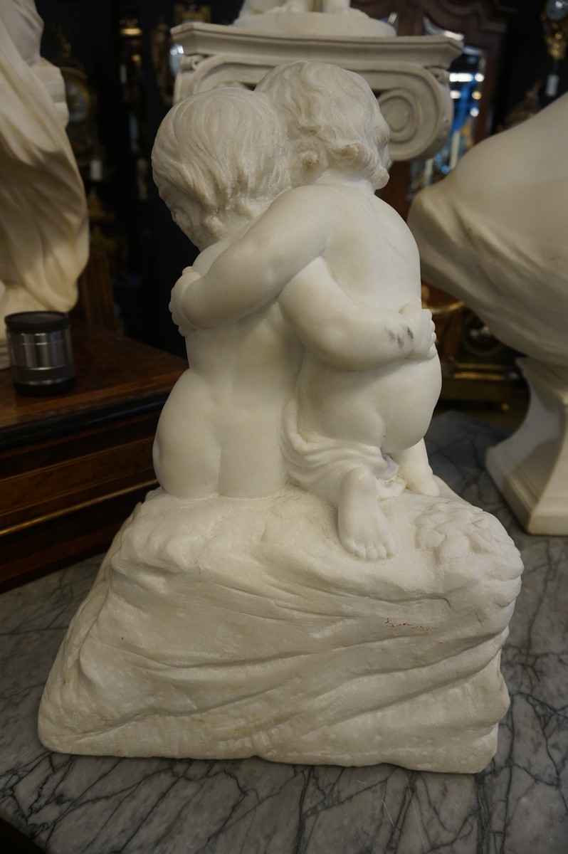 Marble statue of 2 putti