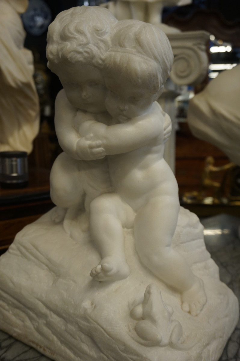 Marble statue of 2 putti