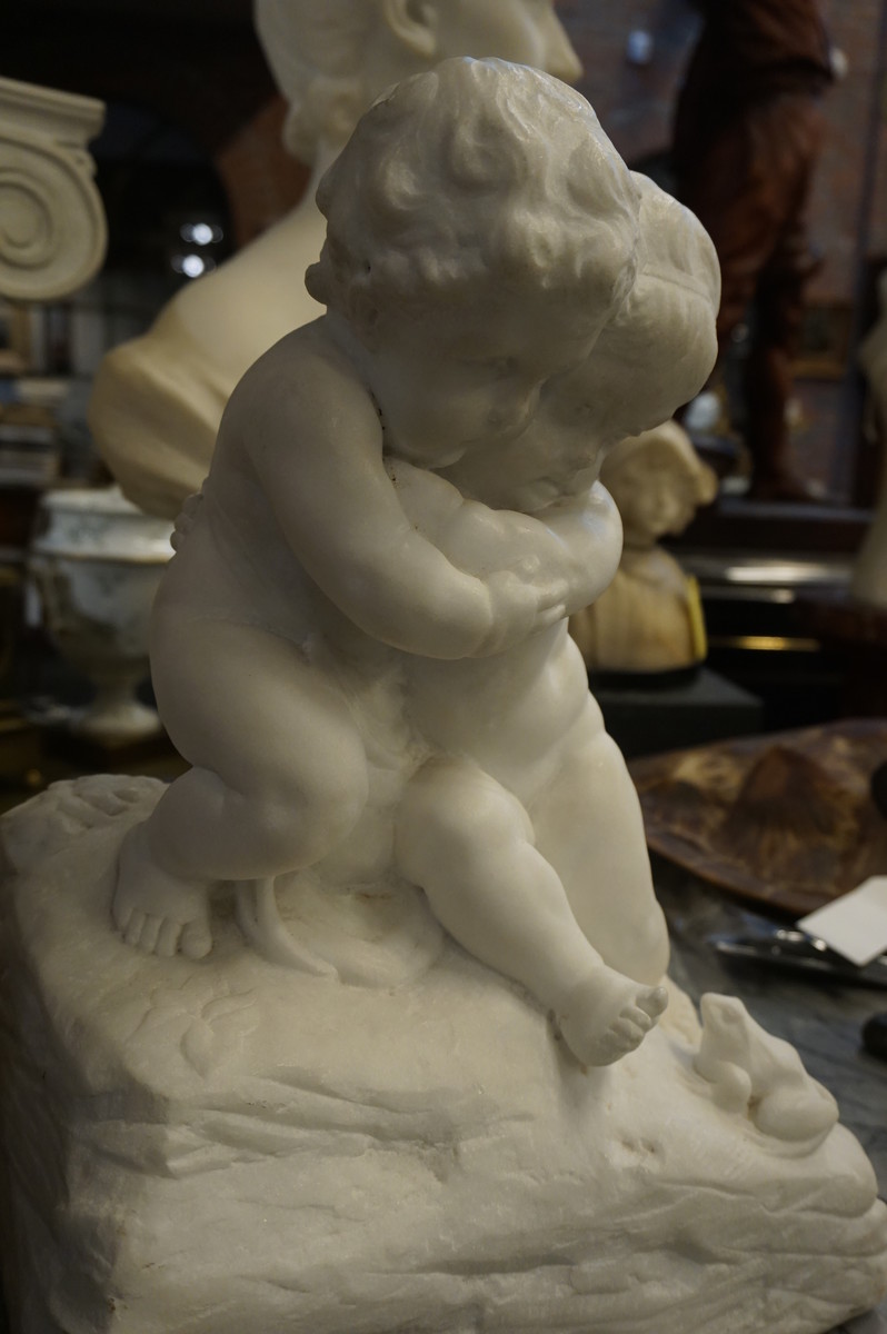 Marble statue of 2 putti