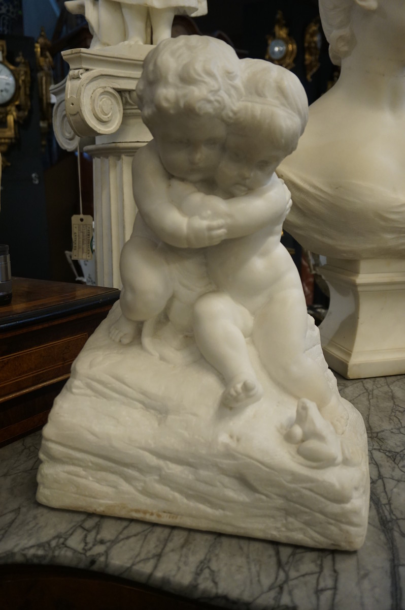 Marble statue of 2 putti