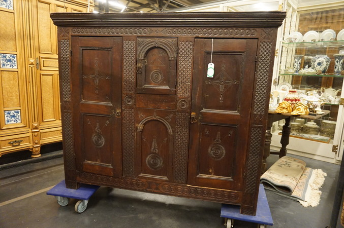 Oak English cabinet with date