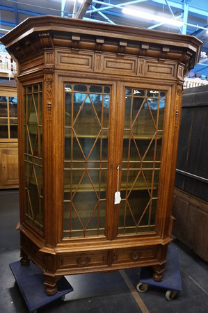 Oak vitrine