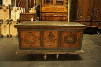 Painted trunk in pine early 19th C.