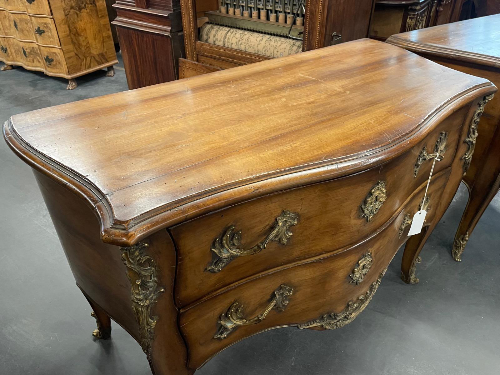 Pair of 20th century commodes. 130x63x86H cm 
