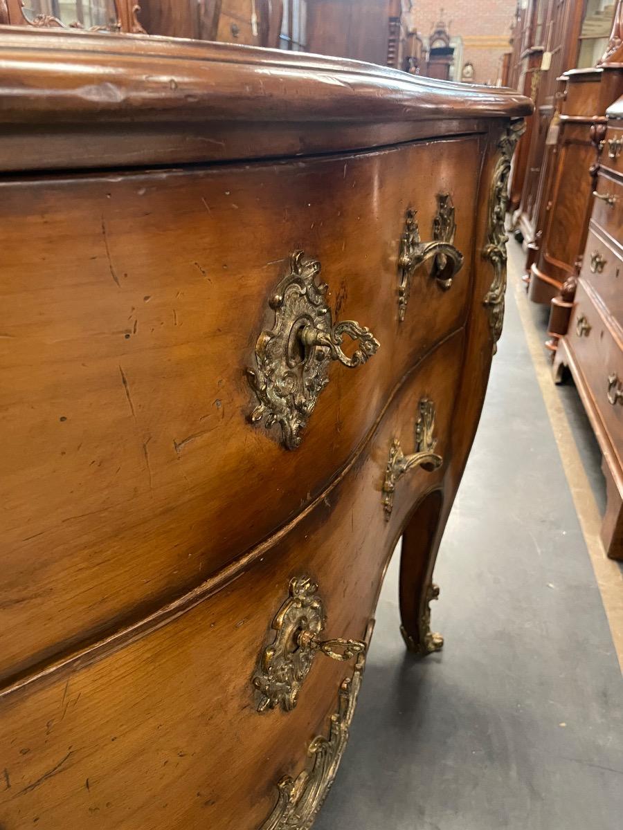 Pair of 20th century commodes. 130x63x86H cm 