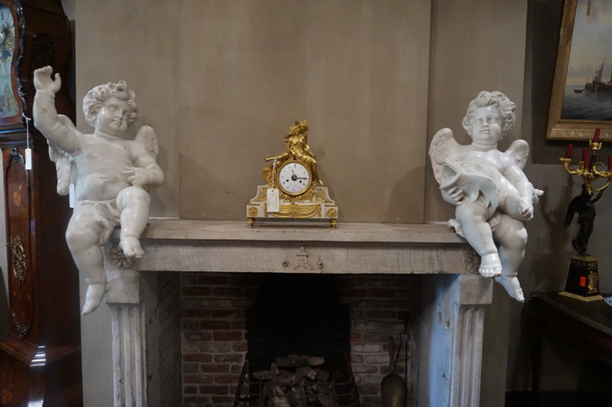 Pair of marble Baroque putti