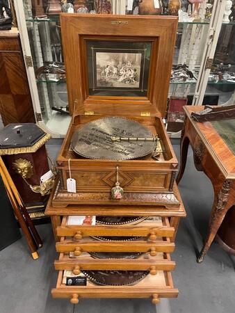 Perfectly playing polyphon music box. Disc size 50cm 