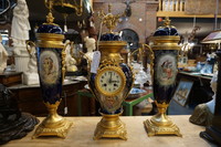 Porcelain clock set Around 1900