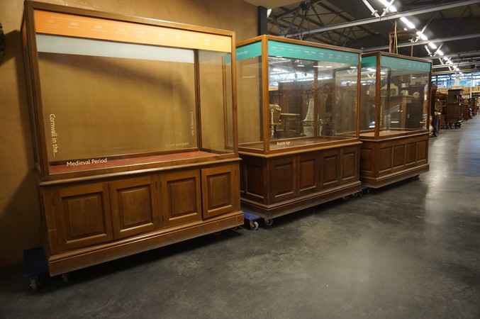 Set of 3 Museum vitrines
