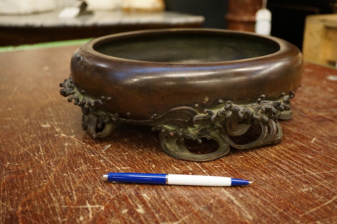 Signed bronze Japanese bowl