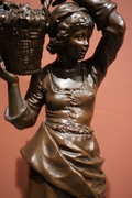 Signed statue by Mesnais in bronze, France 19th century