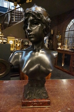 Signed statue by Villanis