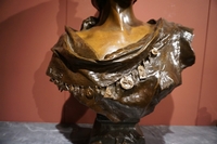 style Signed statue by Villanis in bronze, France around 1900