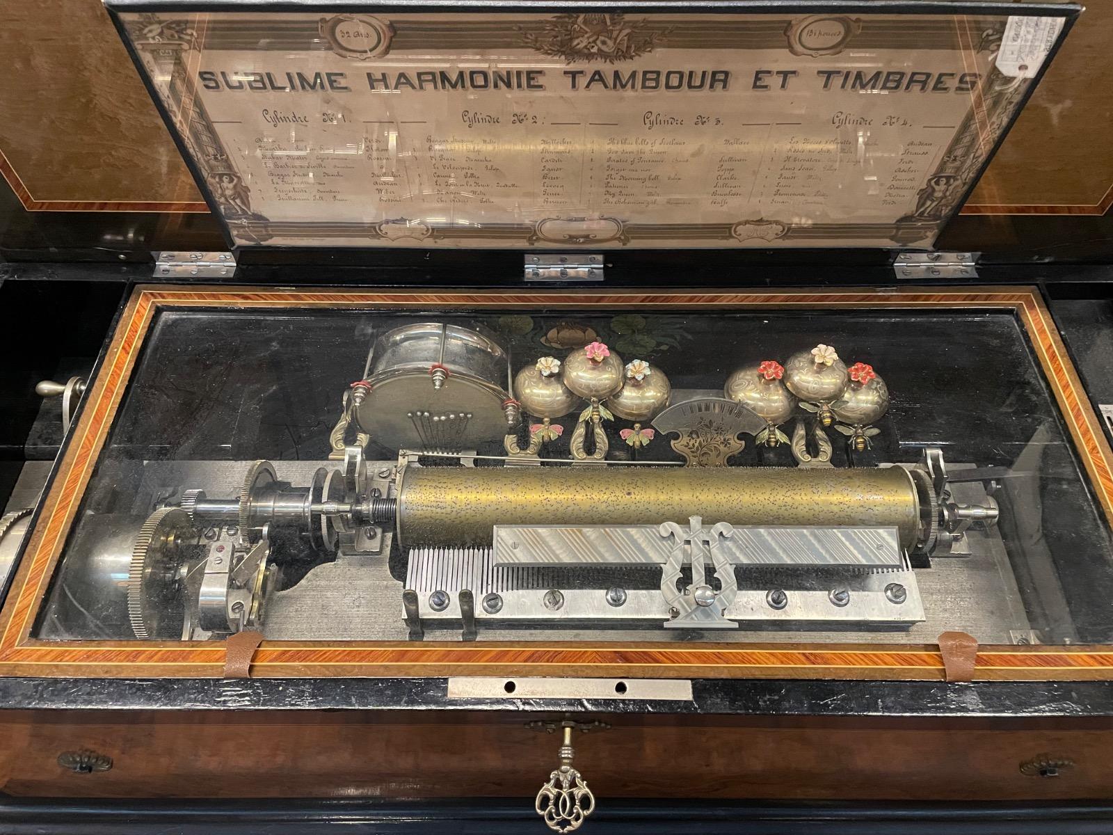 Spectaculaire music box with bells and drum and 4 cilinders