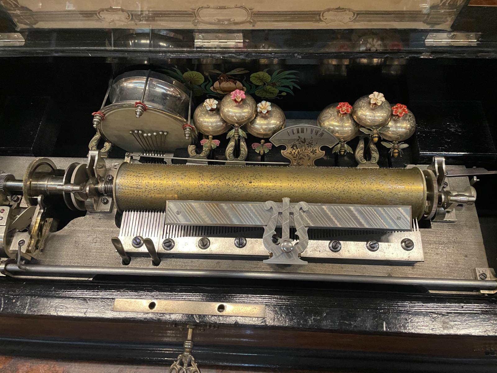 Spectaculaire music box with bells and drum and 4 cilinders