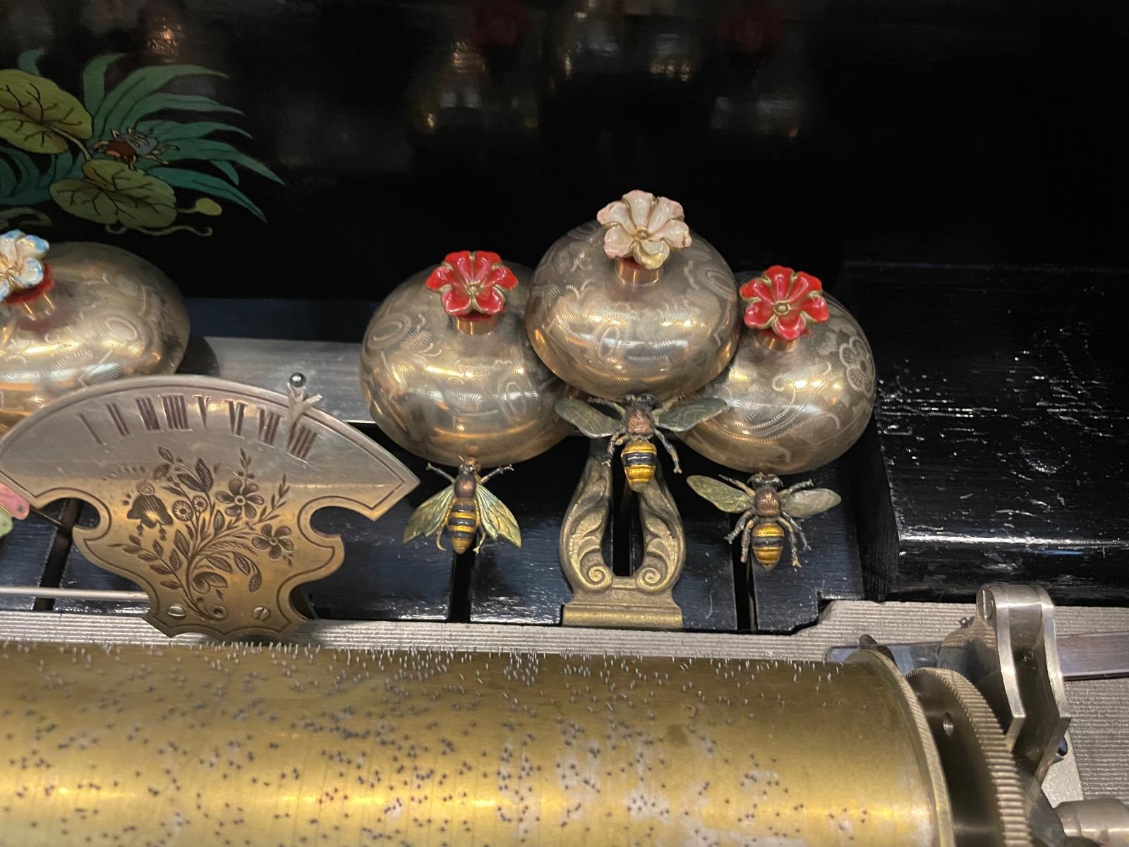 Spectaculaire music box with bells and drum and 4 cilinders