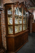 Vitrine in walnut, Holland 18th C.