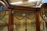 Vitrine in mahogany with marquetry, England 19th century