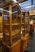 Vitrine in satinwood, England 19th century